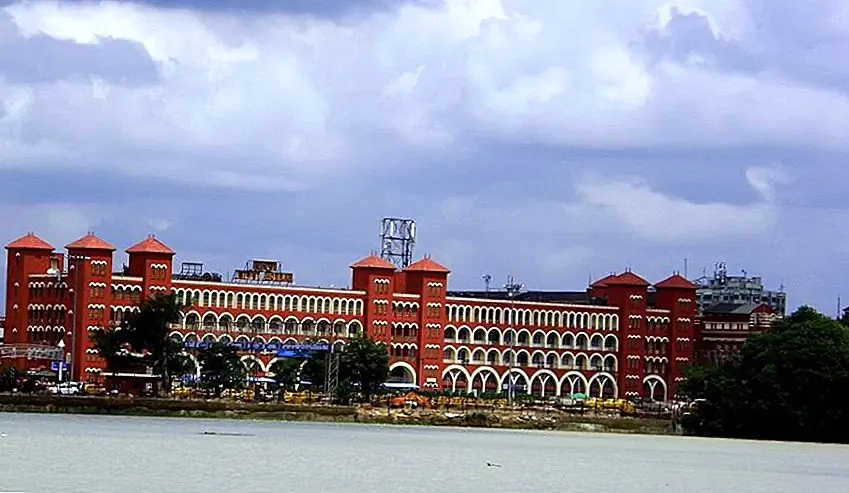 A famous landmark of the city of Kolkata, the station completed its 100 years in 2005 and still looks as magnificent as it was in its early days. Functional since December 1, 1905, Howrah Junction also holds the distinction of being the first station from which the famous Rajdhani Express was flagged down.