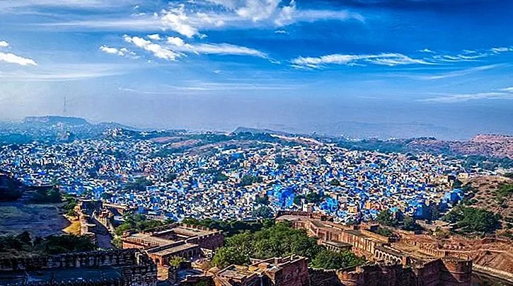 Nothing defines 'love at first sight' quite like the city of Jodhpur. Visit the fierce Mehrangarh Fort and fall in love with the color 'blue'. With the sun smiling across the beautiful serpentine streets of Jodhpur, it is certainly a sight to behold.