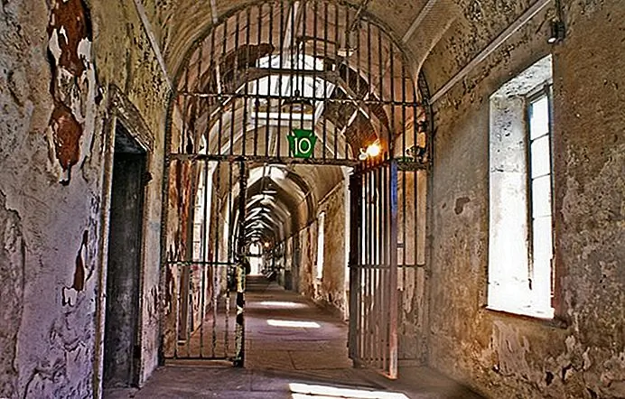 Eastern State Penitentiary Artondra Hall / photo modified