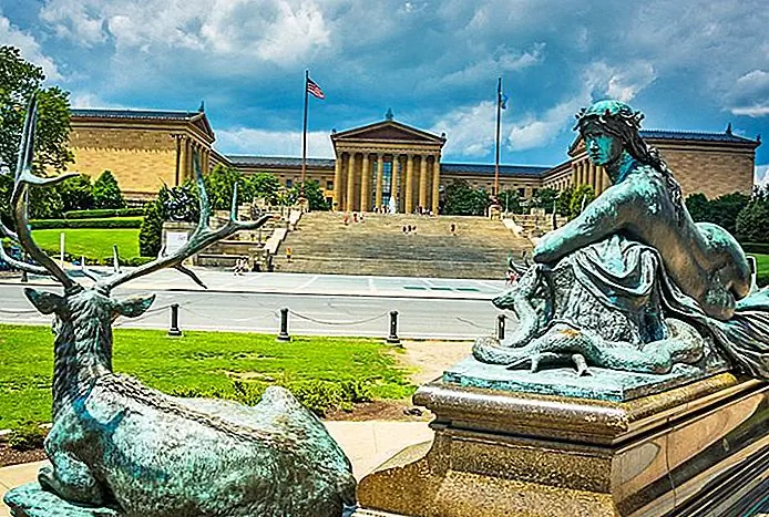 Statues at Eakins Oval and the Museum of Art Rob Shenk / photo modified