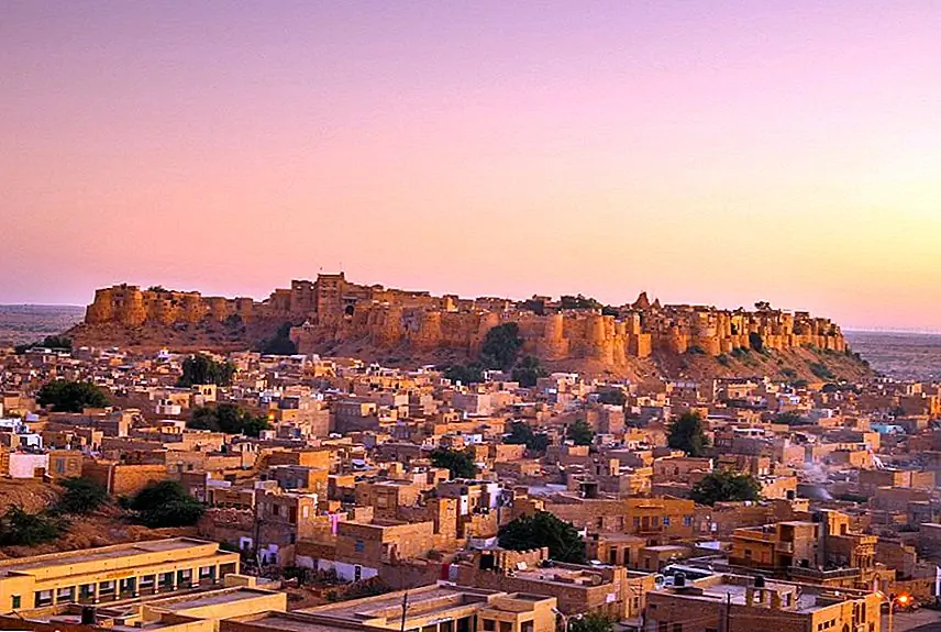 Jaisalmer is a small walkable town and the fort built on a small hill called Trikuta is its essence. The neutral colors of the desert landscape and the radiance of the traditional lives are the highlights of Jaisalmer.