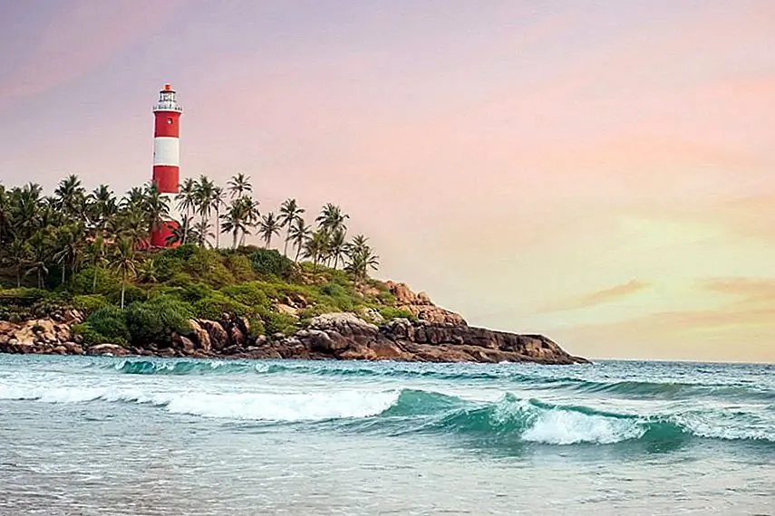 A break from busy beaches, the beaches of Kovalam are shrouded in peace and tranquility. Admire the works of nature as you sip the refreshing coconut water and indulge in some delicious local delicacies.