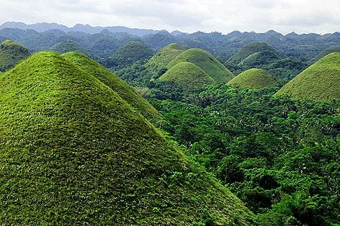 Chocolate Hills, Bohol | Photo copyright: Anietra Hamper