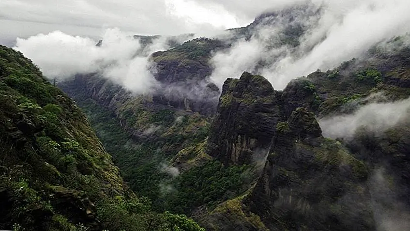 Explore the region's many waterfalls, its natural attractions like the Sahyadri Range in Maharashtra and Mullayanagiri Range in Karnataka, trek through the Mathikettan Shola Rain Forest trails of Kerala. This region really comes alive during the monsoons.