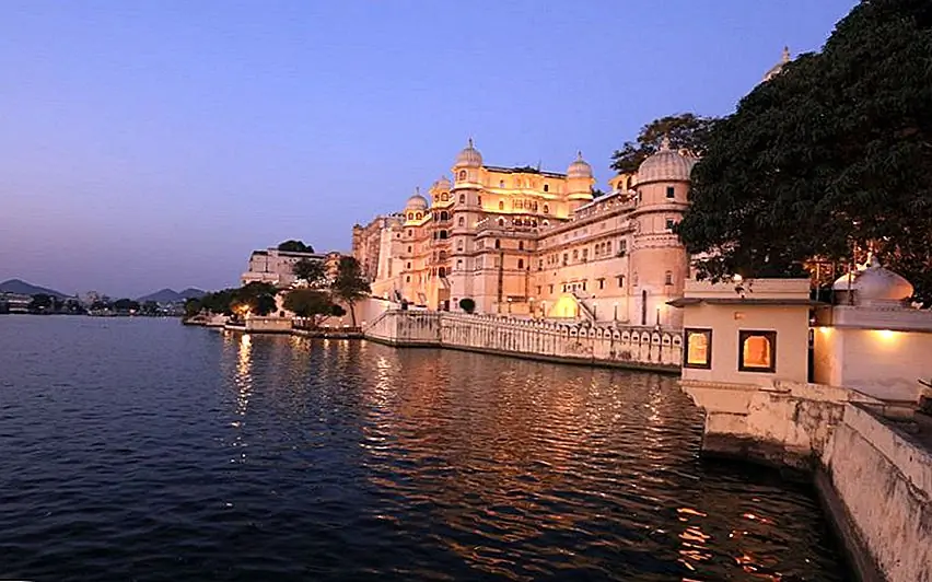 The five lakes, Pichola, Fateh Sagar, Rang Sagar, Swaroop Sagar and Dudh Talai become a sight to behold when they are full of water. Enjoy the cool monsoon breeze and watch the rain fall on Lake Pichola with the city's various forts and palaces in the background - what better way to spend a monsoon holiday in Udaipur.