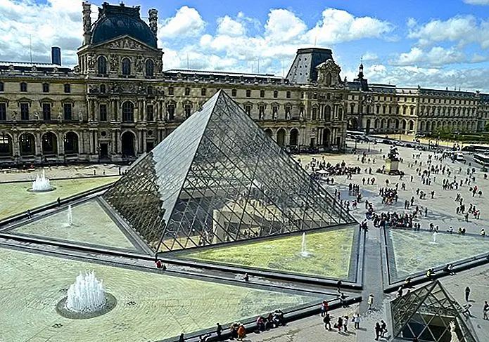 The Grand Entrance: The Glass Pyramid David McSpadden / photo modified