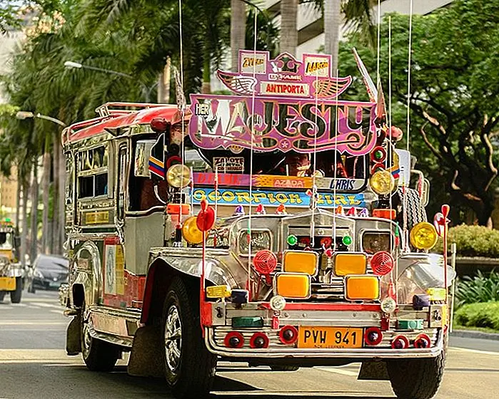 Jeepney in Manila | Photo copyright: saisnaps / Shutterstock.com