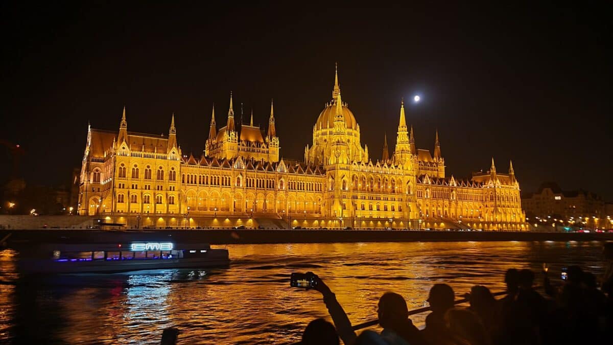 parliament budapest at night