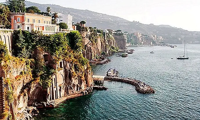 Kliffen langs de waterkant in Sorrento